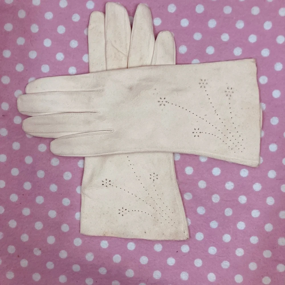 Elegant Cream Gloves